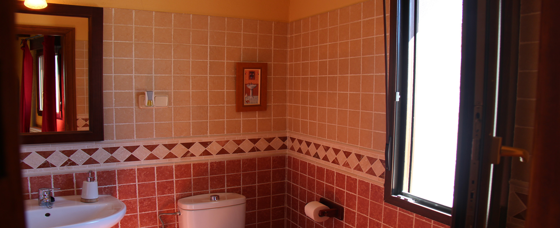 Cada dormitorio cuenta con una aseo completo con ducha.